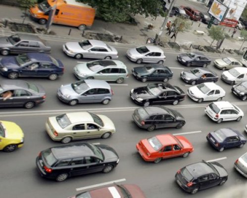 Comerţul cu autovehicule şi motociclete a crescut cu 3,9%
